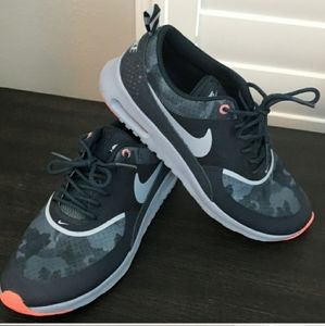 ISO NIKE WOMAN'S CAMO SNEAKERS